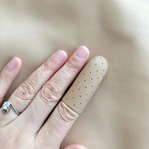 肤色指套骨折专用 透气带孔手指保护套 受伤指尖防护套