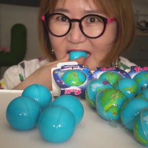 蓝色地球爆浆软糖生日礼物 小红书推荐 眼球西瓜足球夹心糖果
