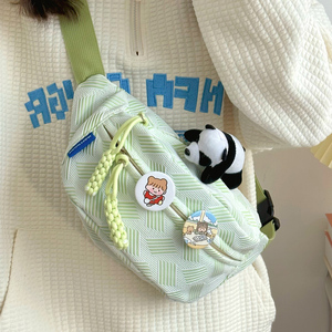 2025新款女式夏天可爱轻便手机小包斜挎饺子包 运动骑行胸包