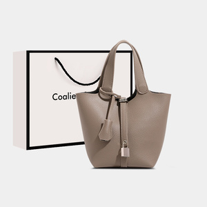 香港品牌2025新款潮水桶包菜篮子女士手提包高级质感妈咪包