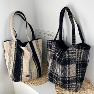 2025秋冬新款法式复古毛呢格子大容量通勤单肩帆布包