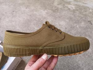 峥嵘岁月17厂限量复刻版70周年纪念土黄解放胶鞋50式